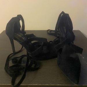 Le Château: Black wrapup Pointed stiletto